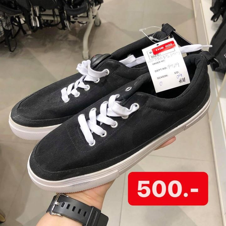 10 รองเท้าผ้าใบ