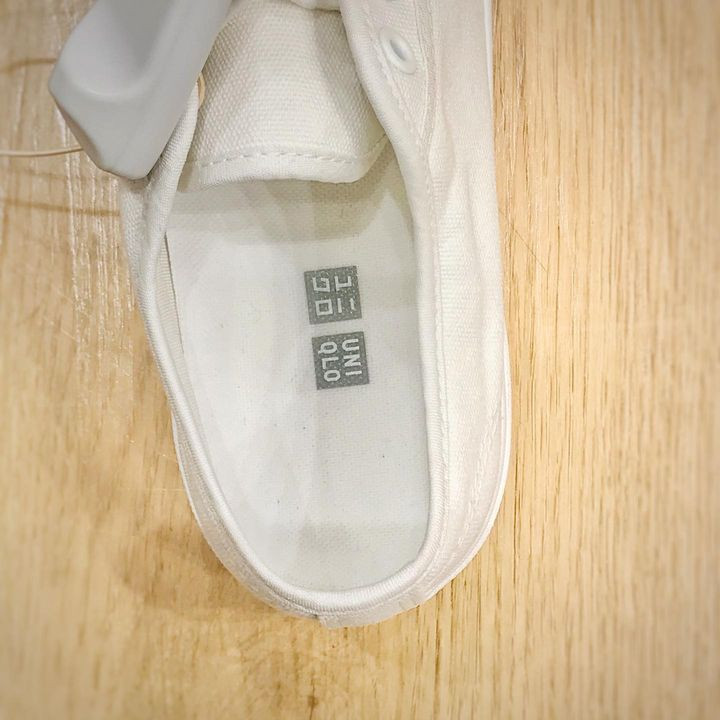 รองเท้าสีขาว
