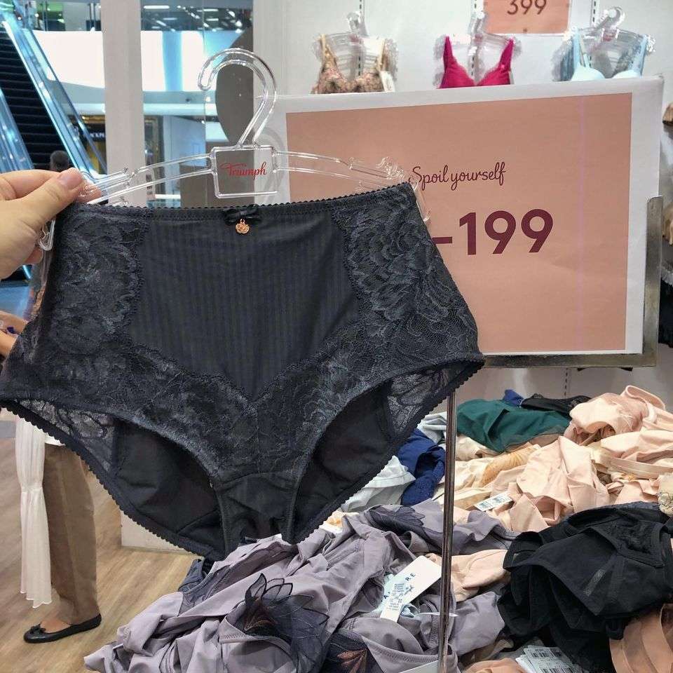 กางเกงในสีดำ