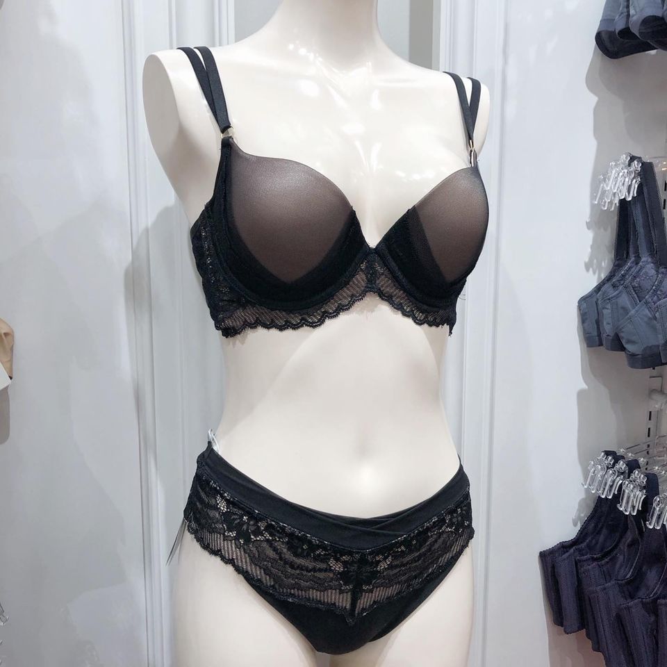 ยกทรงสีดำ กางเกงในสีดำ