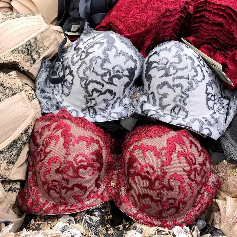 ยกทรงสีแดงลายลูกไม้