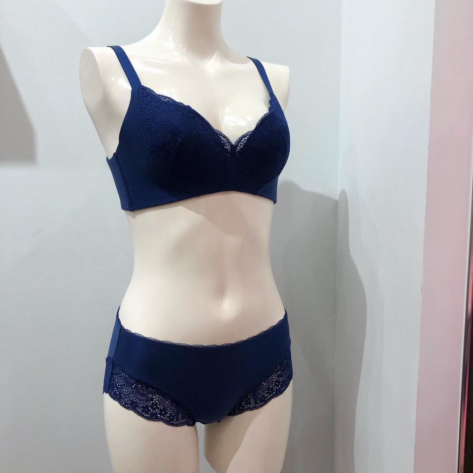 กางเกงในสีน้ำเงิน