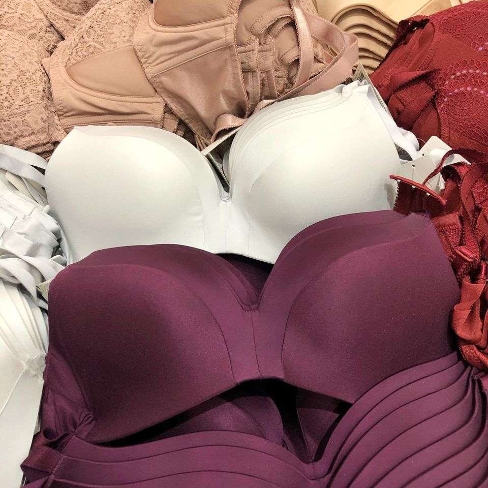 ยกทรงสีแดงเลือดหมู