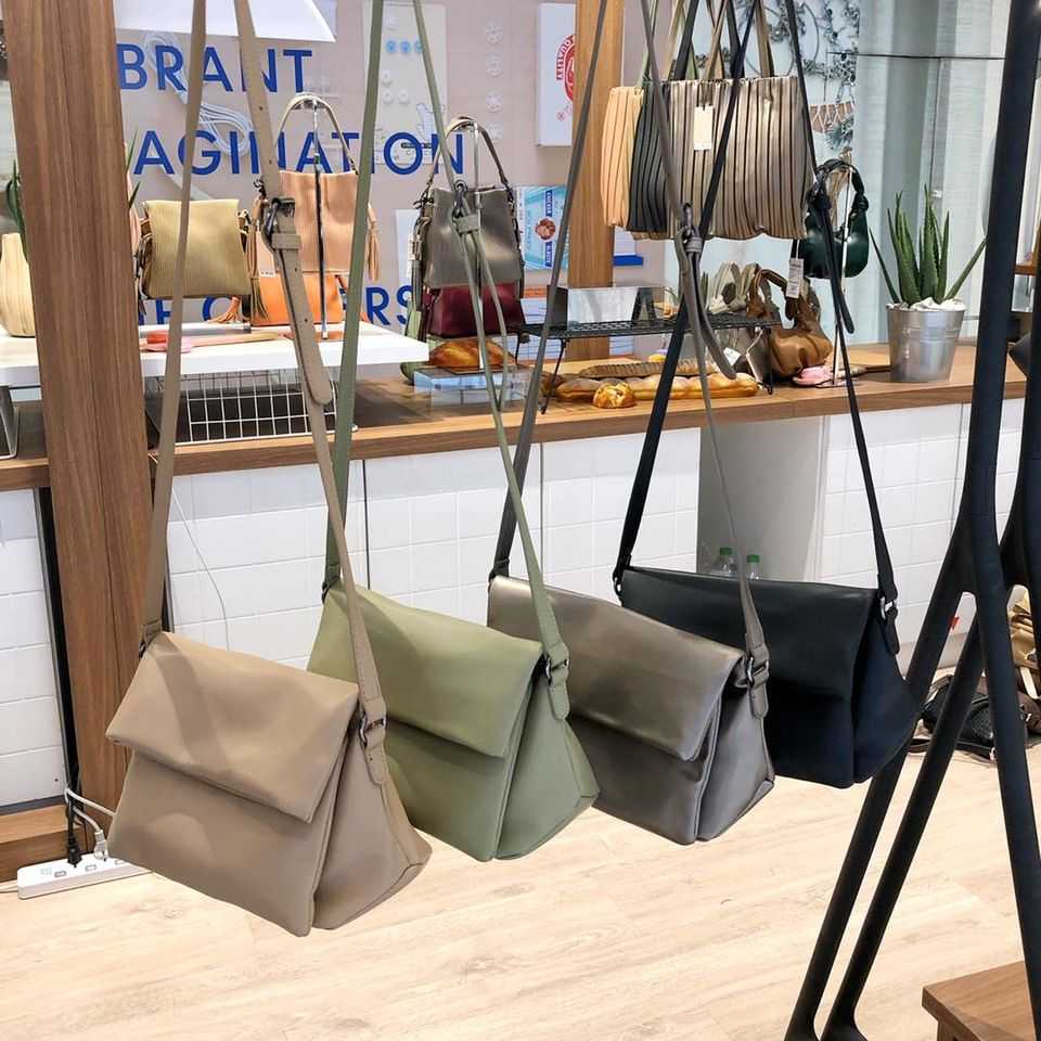 กระเป๋าสะพายข้างสีครีม