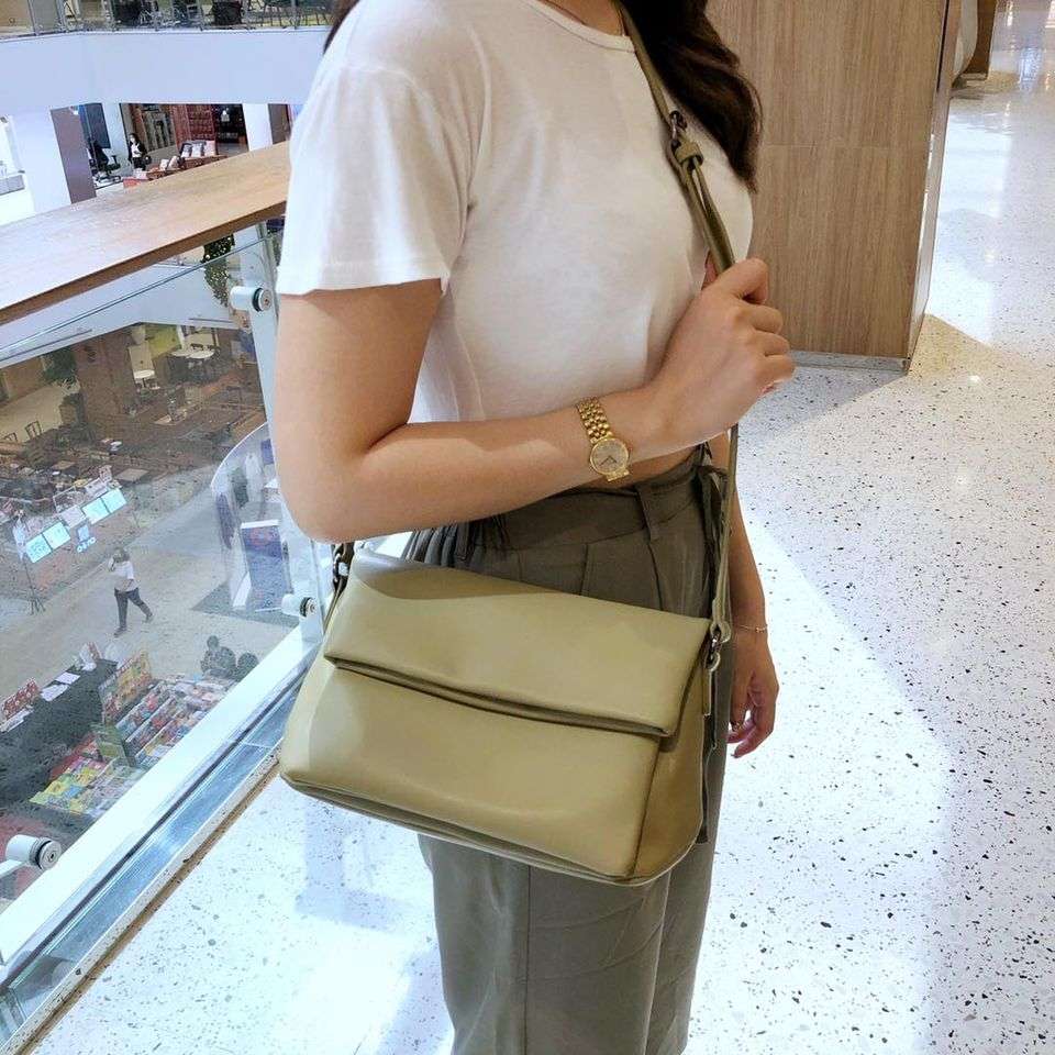 กระเป๋าสะพายข้างสีเขียวขี้ม้า