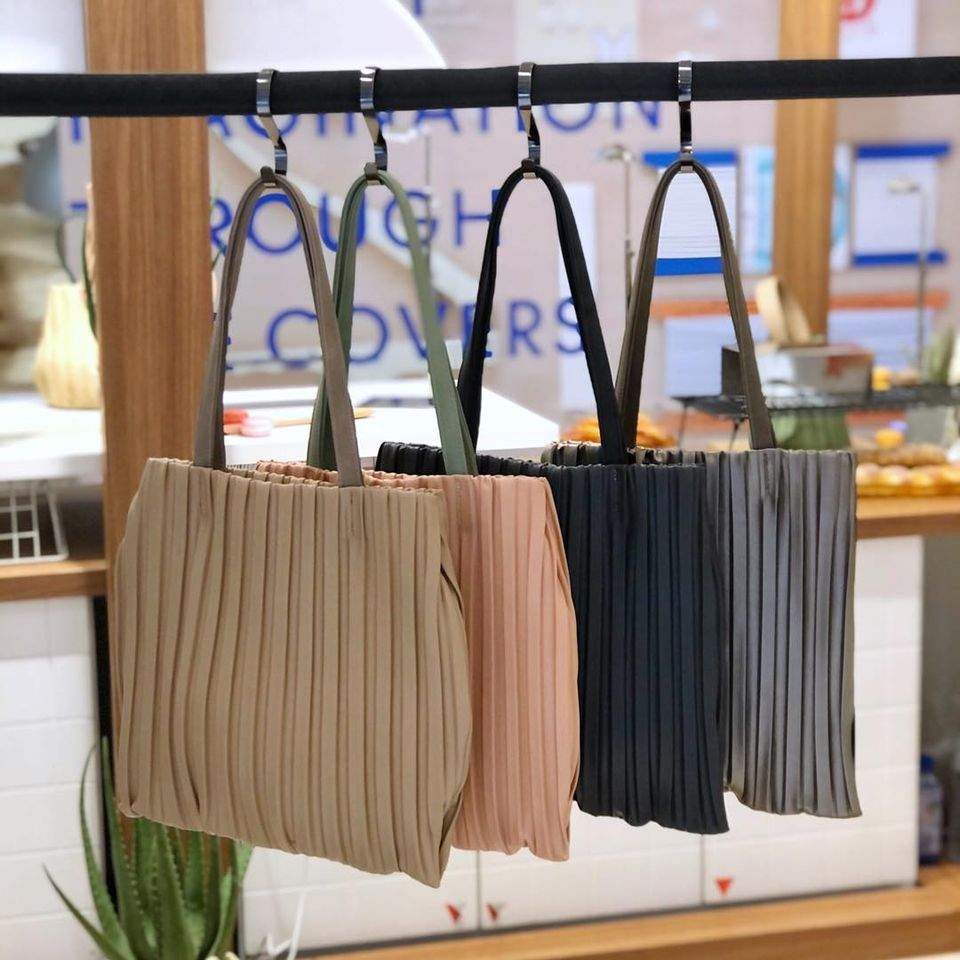 กระเป๋าสะพายไหล่ ใหญ่