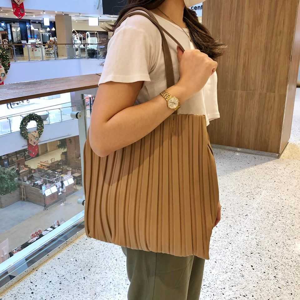 กระเป๋าสะพายไหล่ สีน้ำตาล