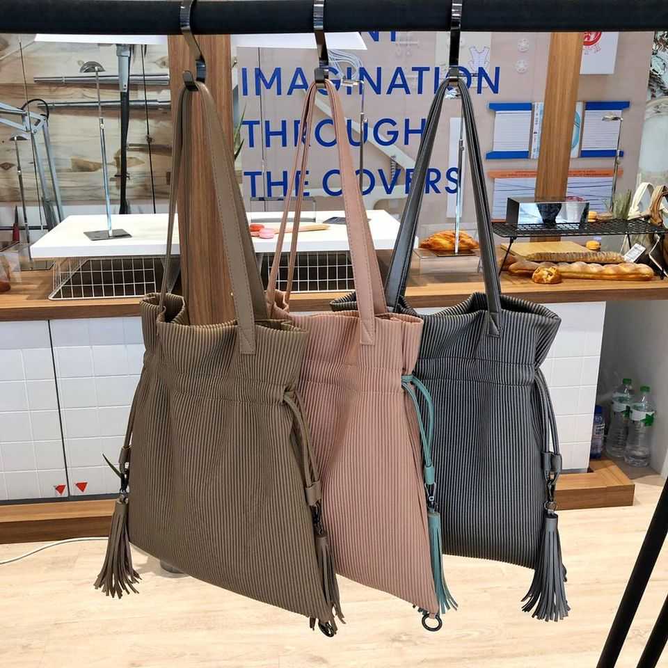 กระเป๋าพลีท