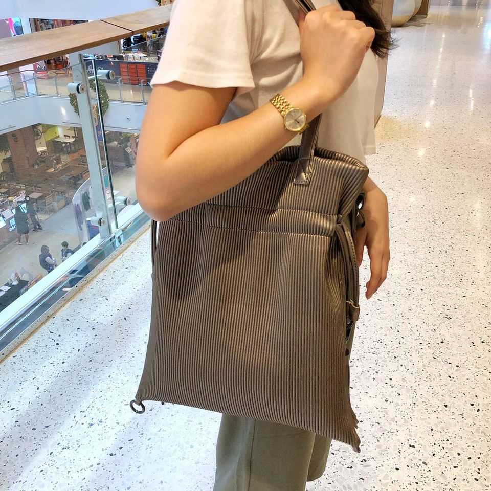 กระเป๋าพลีท เขียว