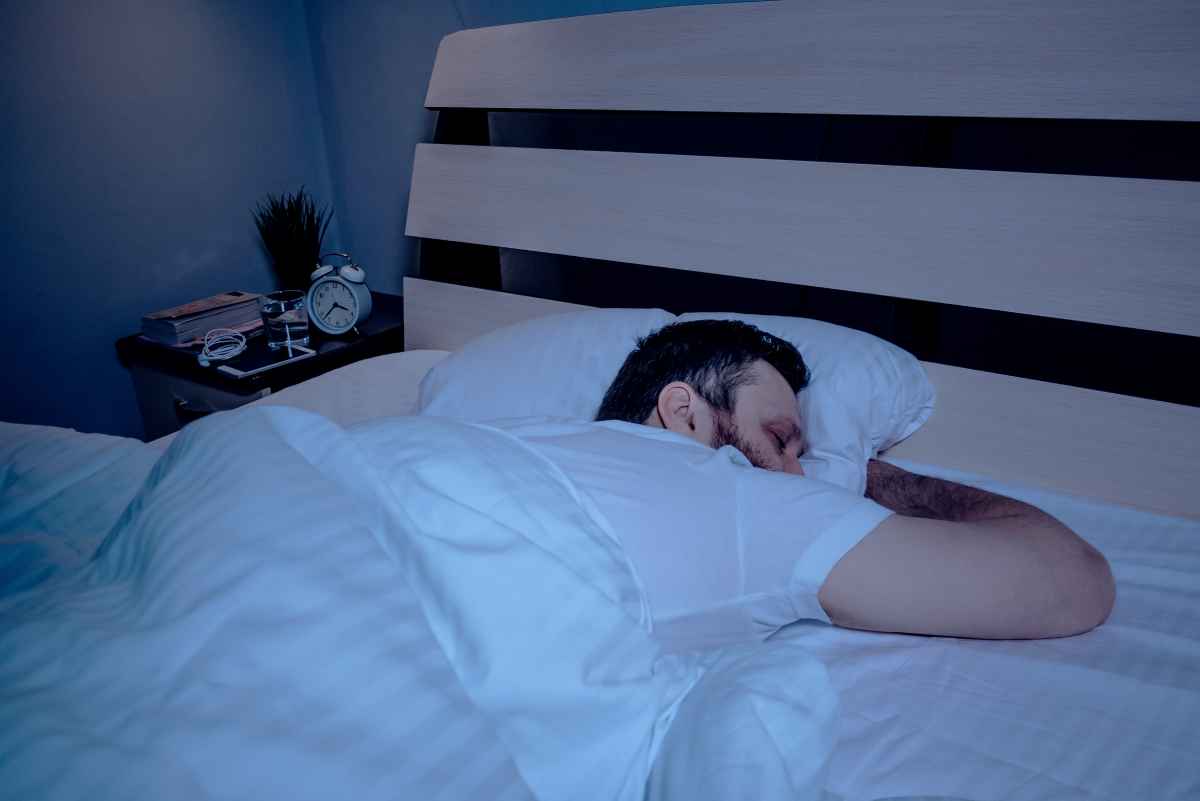 Спать на животе в исламе. Спать на животе. Спящий человек на животе.
