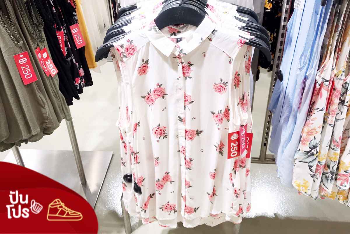 H&M เสื้อแขนกุดลายดอกกุหลาบ ลดเหลือ 399.- H&M เสื้อแขนกุดลายดอกกุหลาบ ลดเหลือ 399.-
